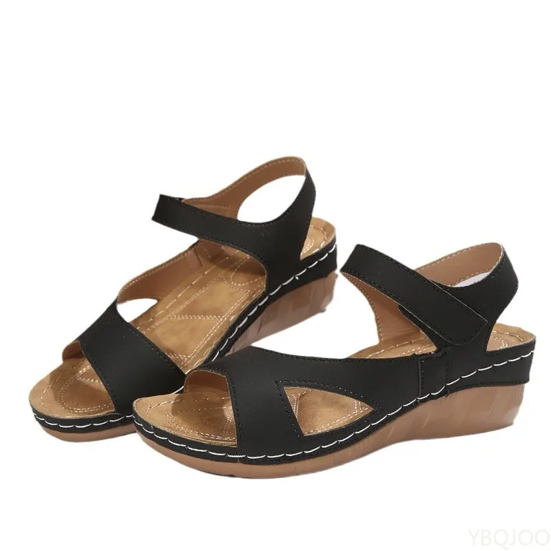 صنادل نسائية مسطحة مفتوحة الأصابع لعام 2025 صنادل نسائية صيفية جديدة تصميم الأزهار المألوف أحذية مسطحة مريحة غير رسمية