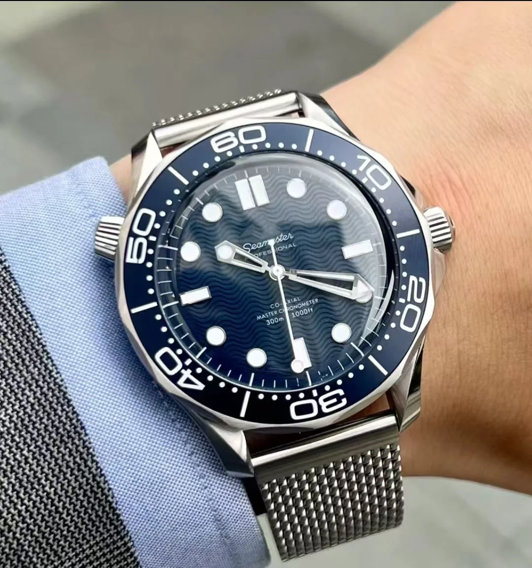 ساعة عصرية فاخرة ذات علامة تجارية راقية حركة ميكانيكية أوتوماتيكية قرص أزرق شبكي مضاد للحساسية حزام ساعة عالي القوة مرآة خام