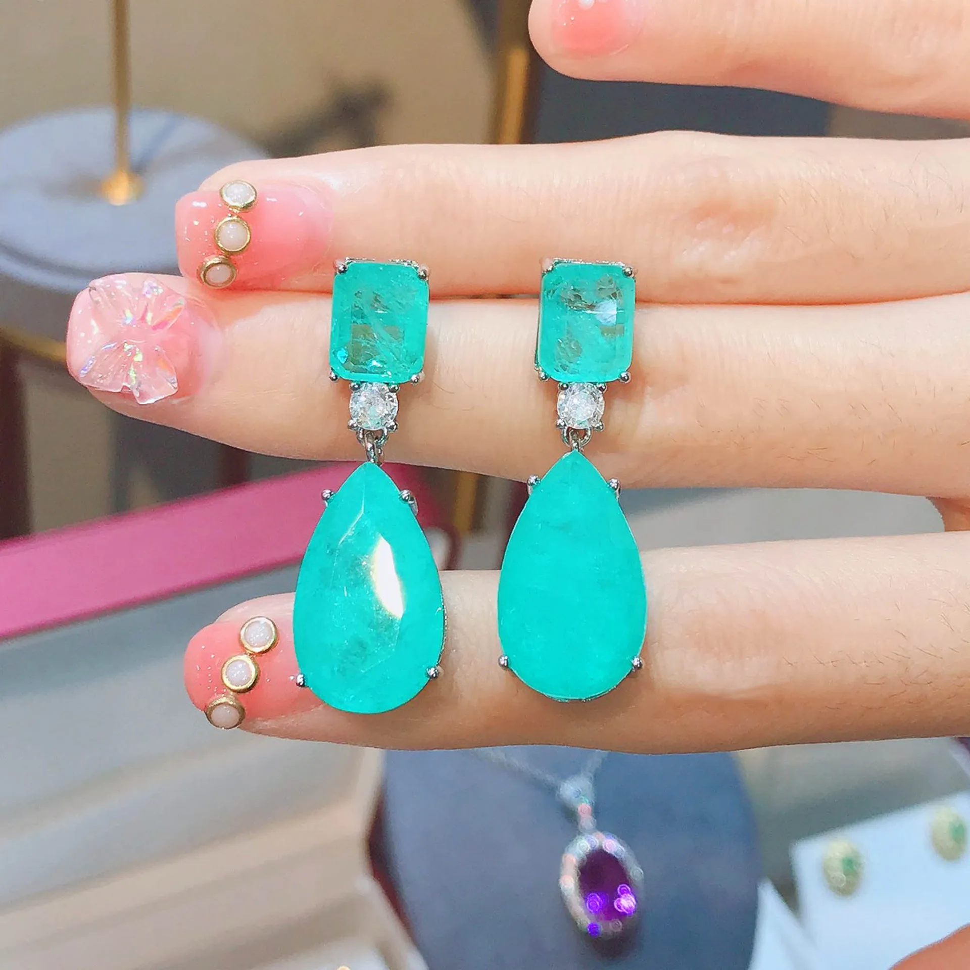 Ohrringe im europäischen Vintage-Stil, mit smaragdgrünen Imitationssteinen und blauen Paraiba-Edelsteinen – Damenschmuck. – Detail 5