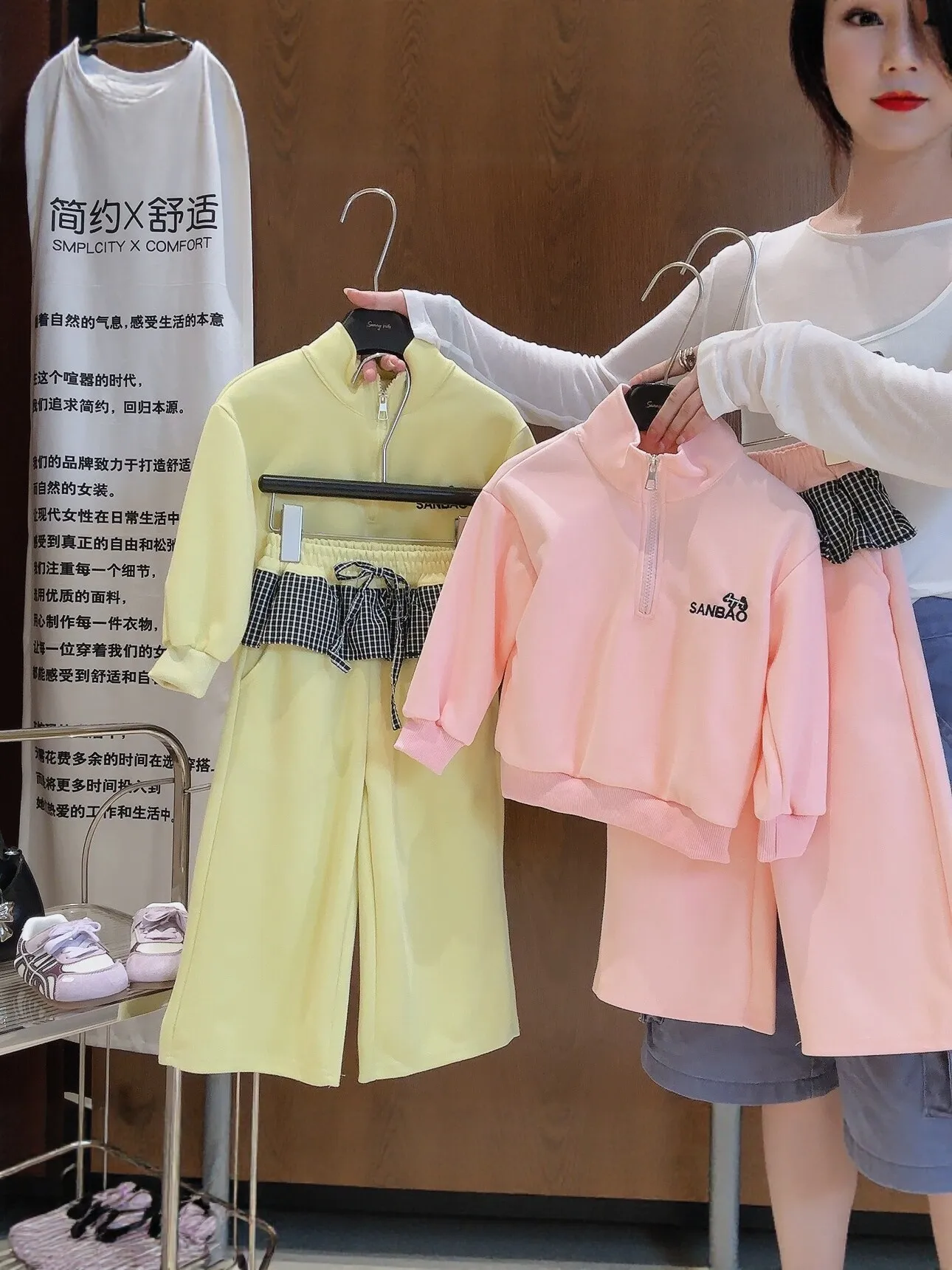 2026 Neue Herbst-Trainingsanzüge für Teenager-Mädchen, 2-teiliges Freizeit-Outfit mit halbem Reißverschluss-Sweatshirt mit Buchstaben und karierten Rüschenhosen – Detail 1