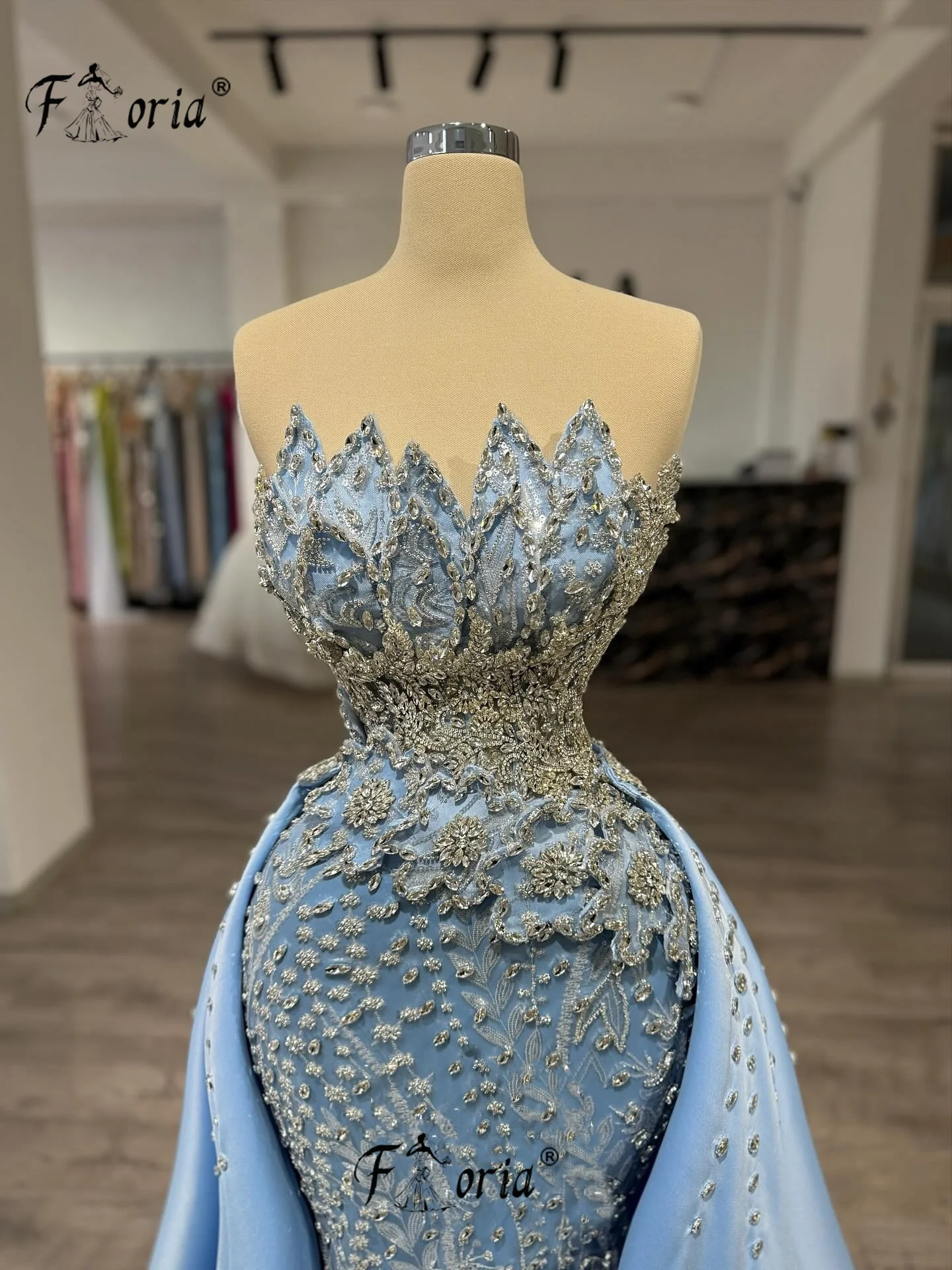 ชุดราตรีทรงเมอร์เมดประดับลูกปัดหรูหรา พร้อมกระโปรงคลุมถอดได้ ประดับคริสตัลสีน้ำเงิน ชุดราตรีงานพรอมสไตล์ดูไบ รับตัดตามสั่ง