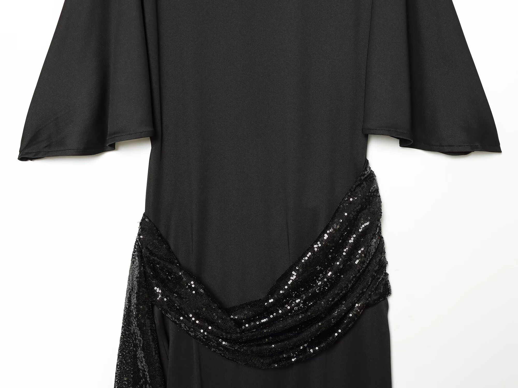 เดียบาเอ ชุดเดรสผู้หญิงสไตล์เรียบง่ายมาก คอตั้ง แขนสั้นทรงหลวม ประดับลูกปัด พร้อมเข็มขัดแฟชั่น ความยาวปานกลาง