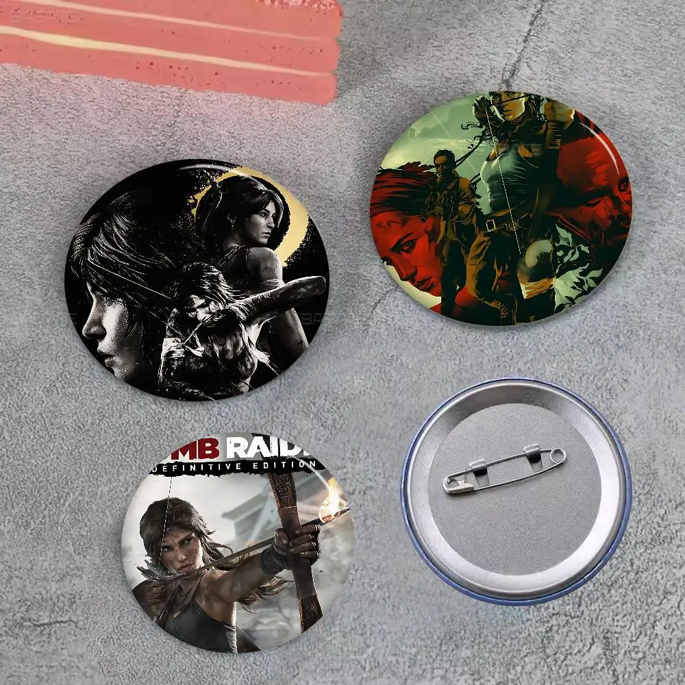 Beliebte Vedio Spiel T-Tomb R-Raider Cartoon Broschen Anime Abzeichen Runde handgemachte Brosche Anstecknadeln Schmuck für Rucksack Geschenke