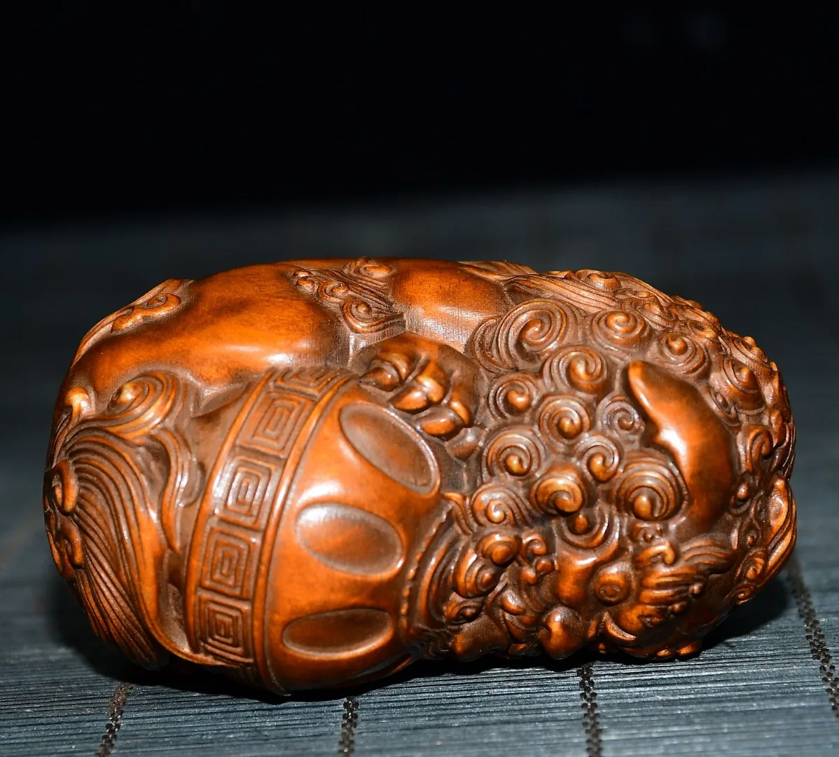 Old Boxwood Lion statue Lion embracing Buddha bell Handheld components Healthy Handball Study Amulet Amass wealth Ornamen