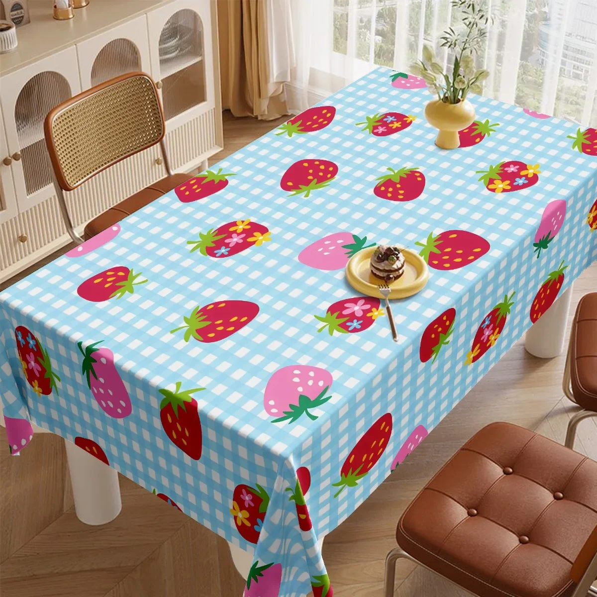 Polyester tablecloth with strawberry pattern, suitable for round, rectangular and other types of tables