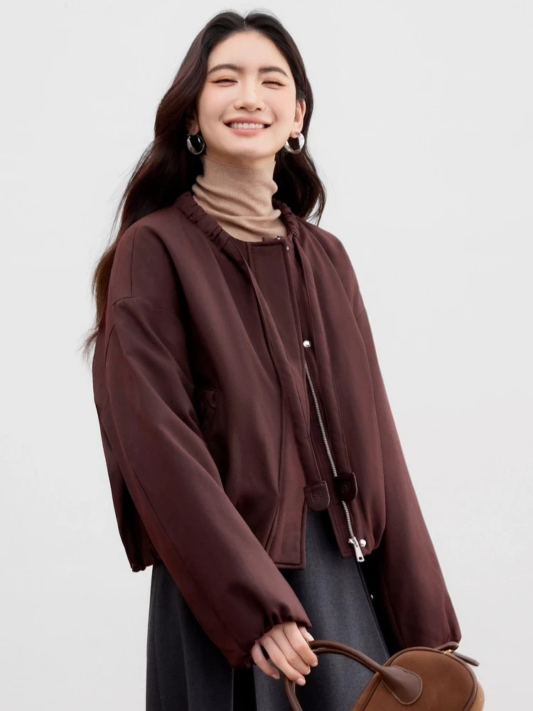 سترة نسائية قصيرة من SENTUBILA موضة شتاء 2025 معاطف جديدة فضفاضة برقبة دائرية وسحاب للجيب ملابس خارجية أنيقة للتنقل W54YC2031