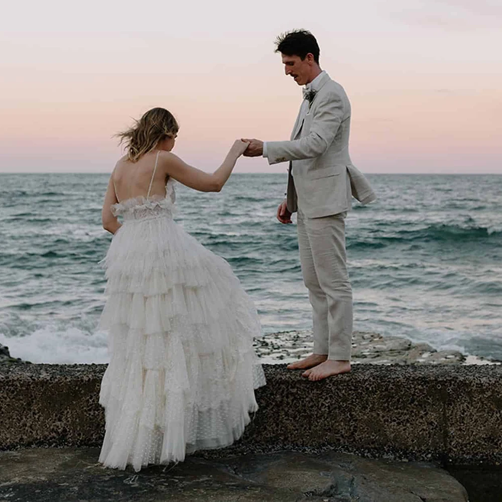 Een Lijn Gelaagde Lace Gestippelde Mesh Bruidsjurk Spaghettibandjes Romantische Backless V-hals Boho Elopement Strand Rustieke Trouwjurk