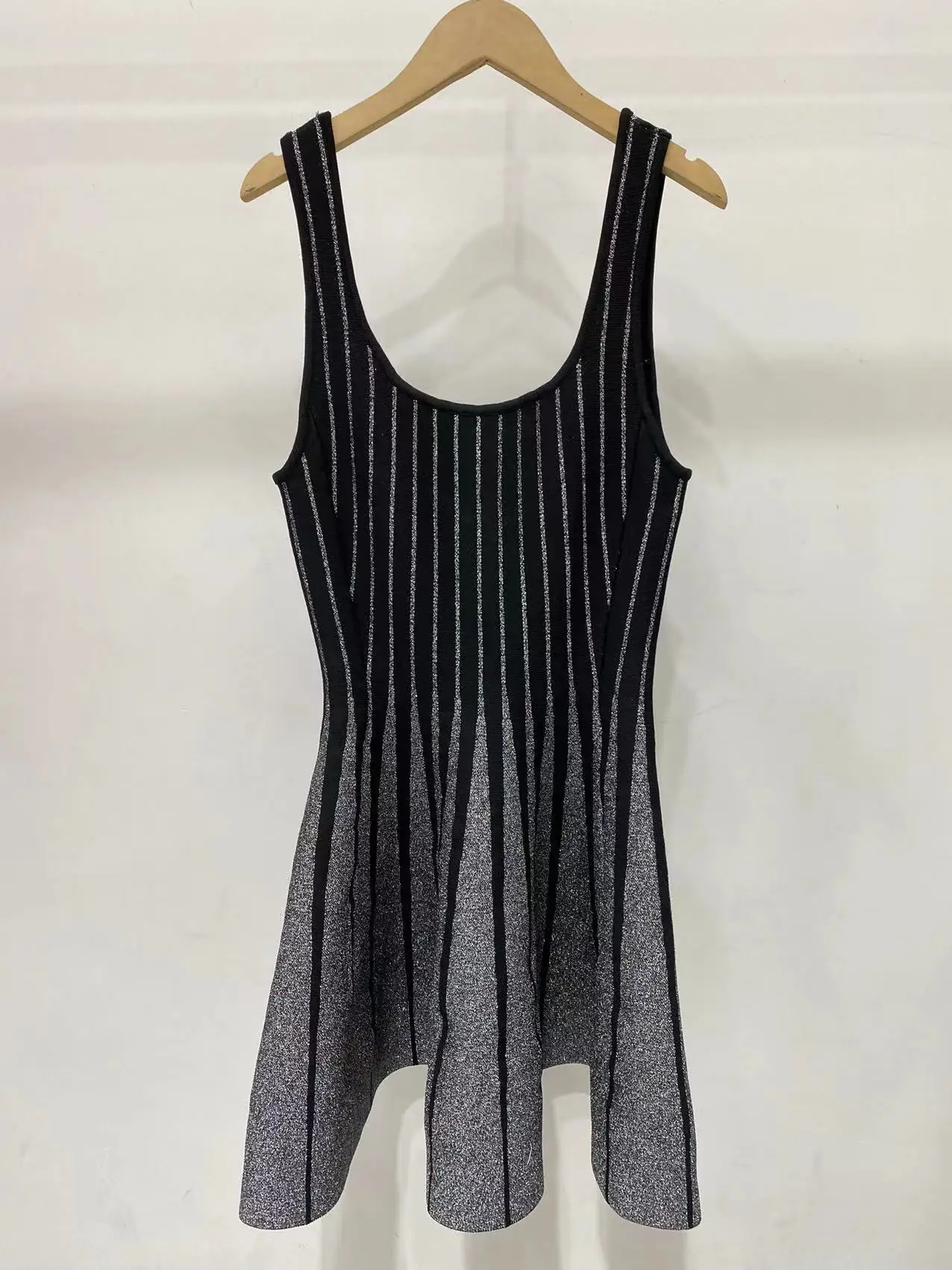 Stylish vertical striped sleeveless halter dress black knitted tinsel striped stretchy Slim A-line women\'s dresses 2024 new