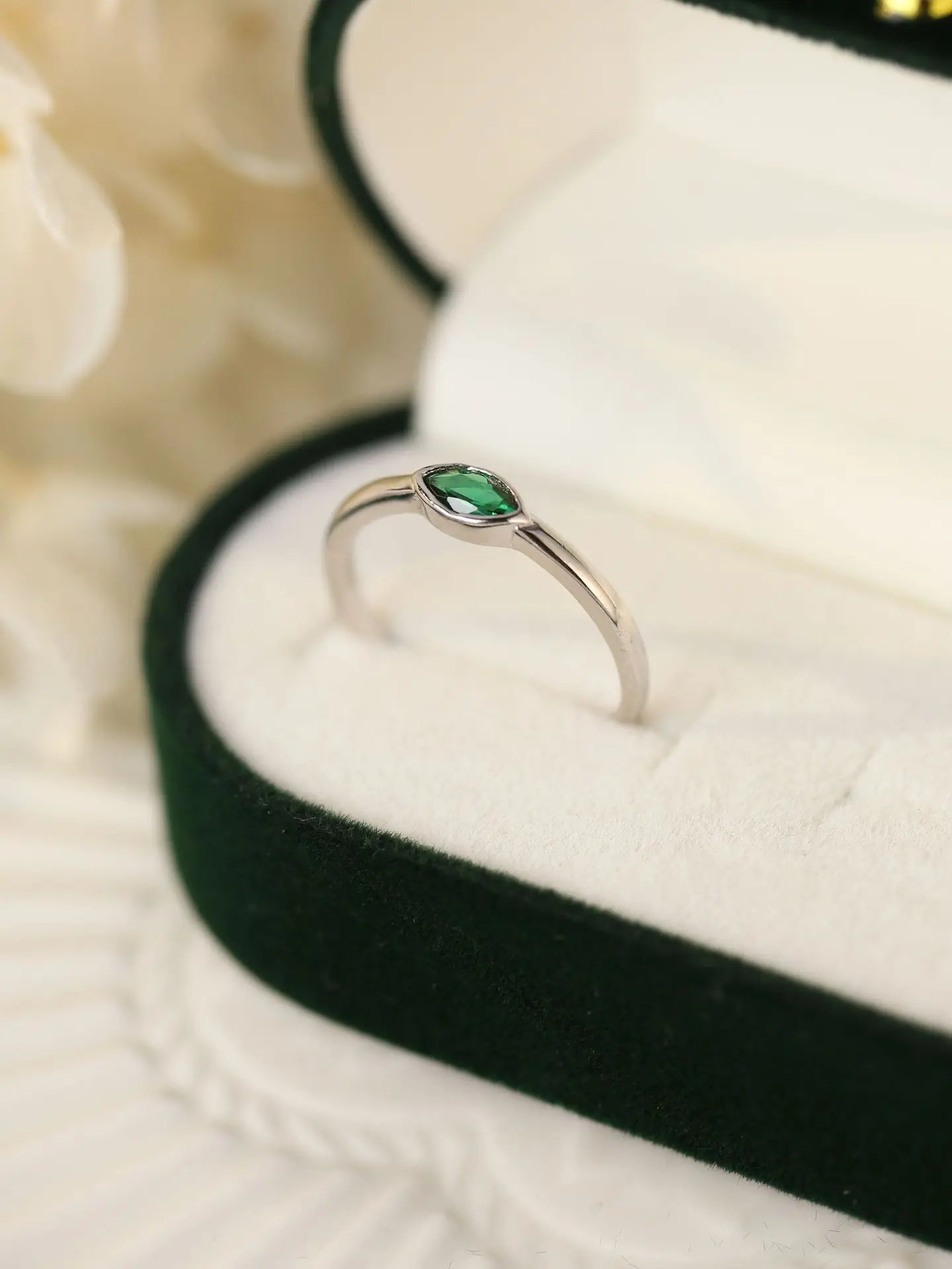 Farny Vintage 925 Sterling Silver Women Ring with Light Green Gem Simple Classic Design for Daily Wear or Party