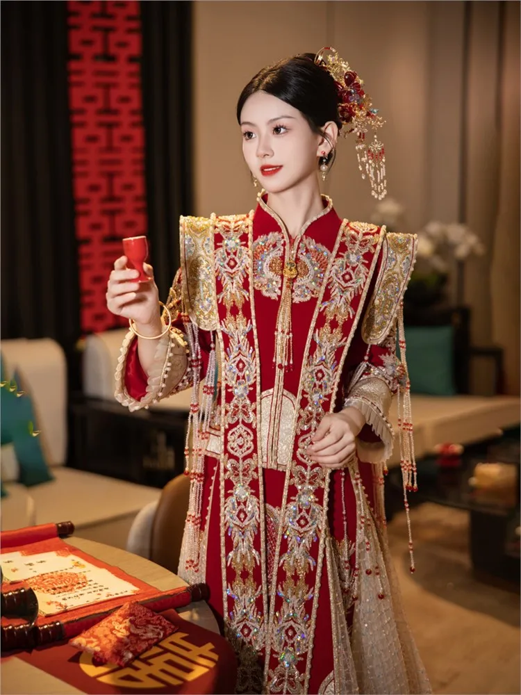

The new Chinese-style phoenix crown and red wedding dress for in velvet is high-end luxurious available champagne color