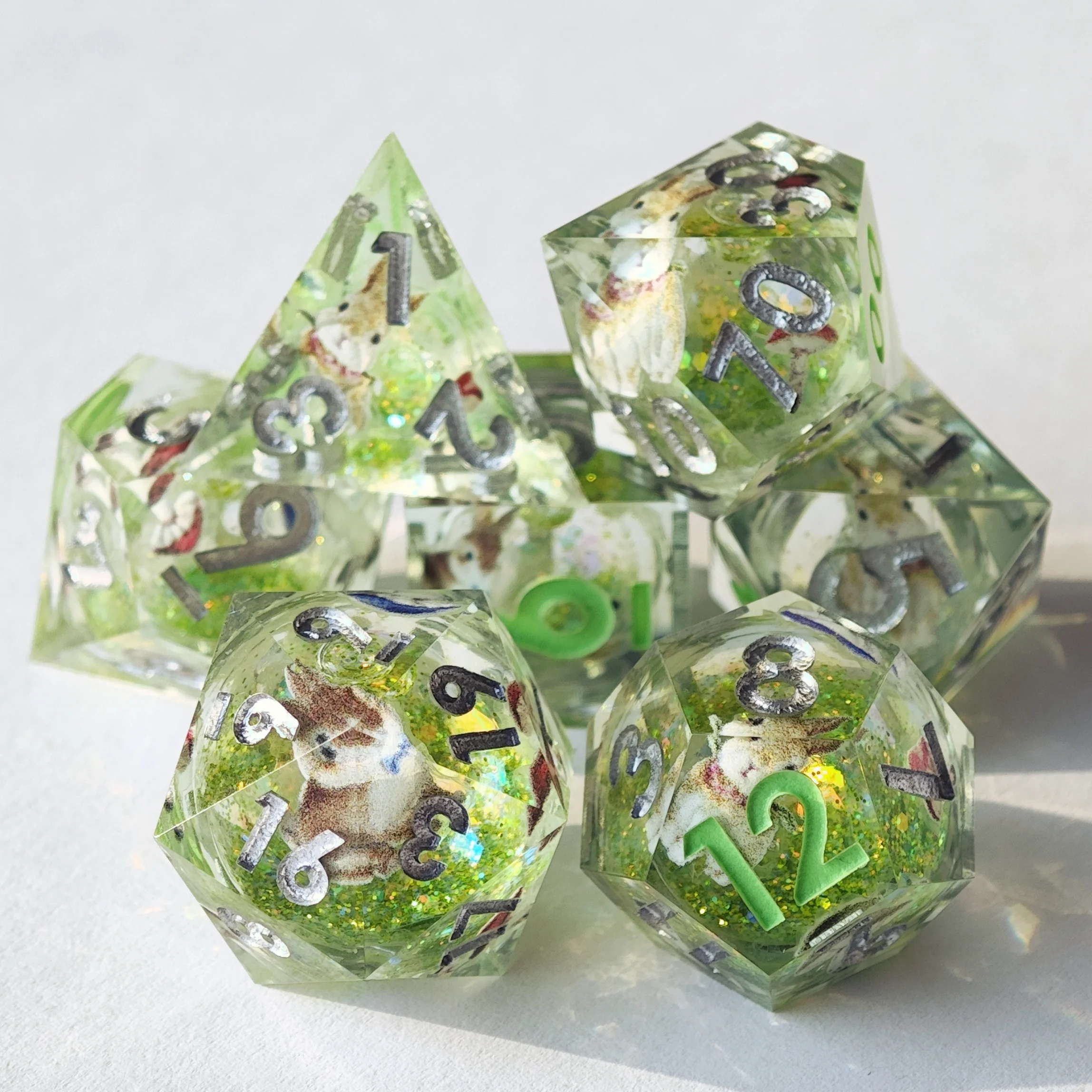 

Новый дизайн, набор кубиков из смолы с грибами и кроликом для TRPG Dungeons & Dragons, настольная игра DND, кости с жидким сердечником и острыми краями, D6 D20 Dice