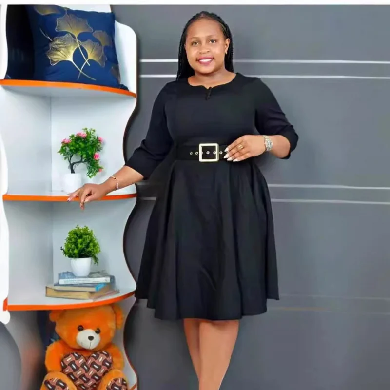 มืออาชีพของผู้หญิงสวมชุดปุ่มสีทึบปลอมแอฟริกันสําหรับผู้หญิง