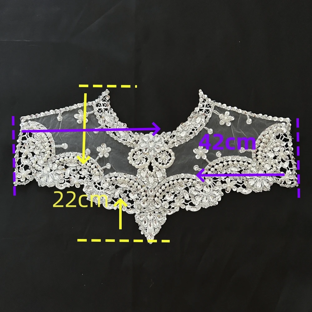 Appliques di toppe bianche, ornamento del collo del corpo anteriore, perline a mano, cristalli di strass da cucire per costumi da sposa Designer di