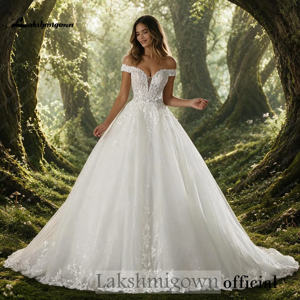Romantisches Brautkleid mit freiem Schulterbereich, A-Linie, tiefem V-Ausschnitt, Spitze, Glitzer und Tüll, Hofschleppe, für den Außenbereich, nach Maß. – Detail 5