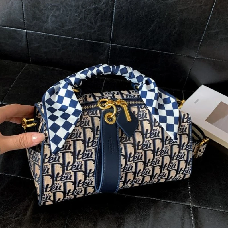 

A Light Luxury, Niche and Versatile Boston Pillow Bag for Women, A New Fashionable and High-end Hand-held Shoulder Bag