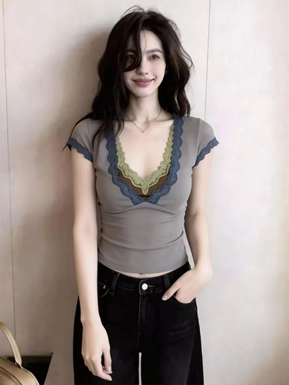 

Повседневная универсальная серая футболка больших размеров с кружевными вставками и V-образным вырезом, с коротким рукавом, для женщин больших размеров. Красивый и стильный топ.