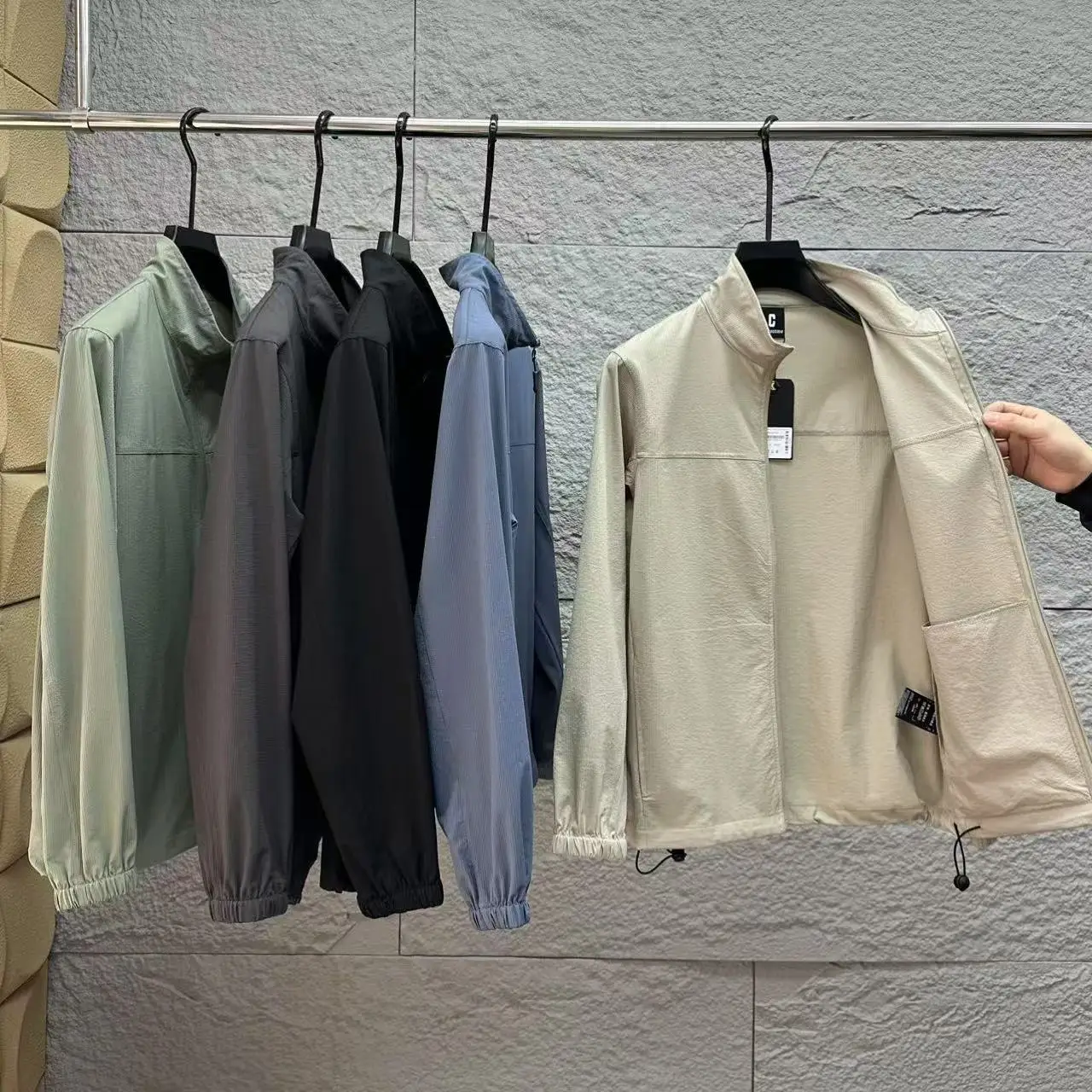 

Легкая дышащая мужская куртка в клетку с воротником-стойкой, повседневная, весна-осень, приталенный крой, длинный рукав