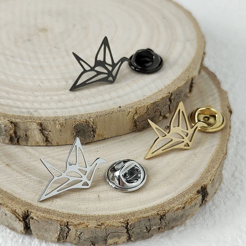

Metal costume brooch. Fashionable flat paper crane stainless steel brooch, universal badge pin, exquisite and compact gift