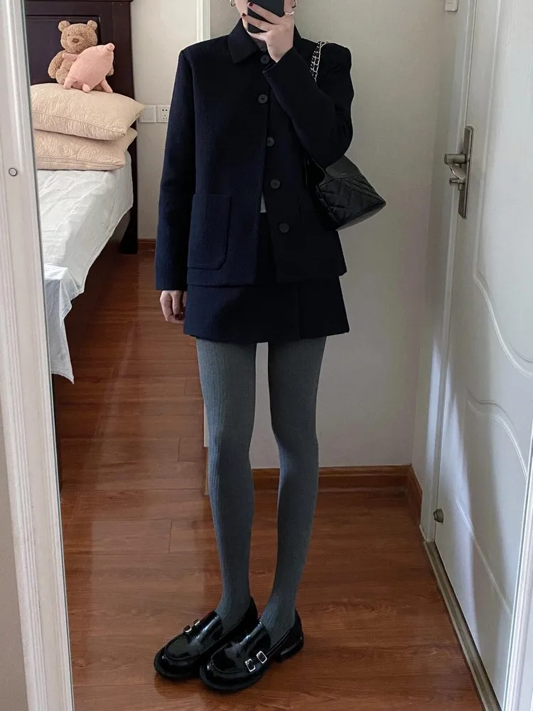 

Женский зимний комплект из двух предметов: укороченный жакет и асимметричная юбка-брюки свободного кроя в стиле французского костюма