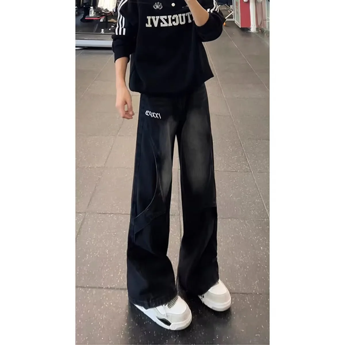 

Мужские джинсы в стиле ретро: модные свободные прямые брюки с легким клешем, широкие штанины, длинные, с дизайнерским акцентом