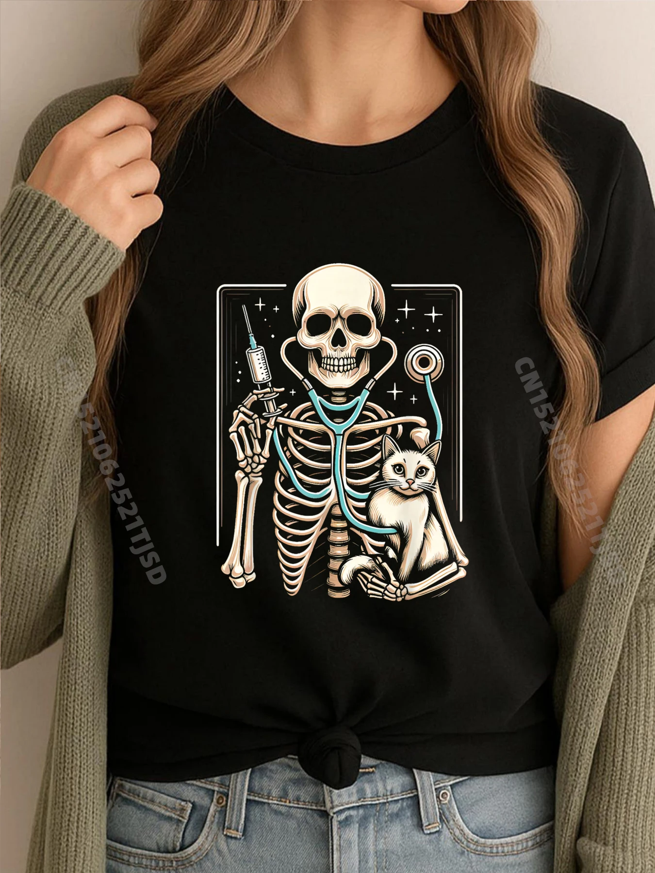 

Скелет обнимает кот Vet Tech ветеринар ветеринар Хэллоуин спортивная футболка женская мужская одежда 2025 топы футболка в японском стиле