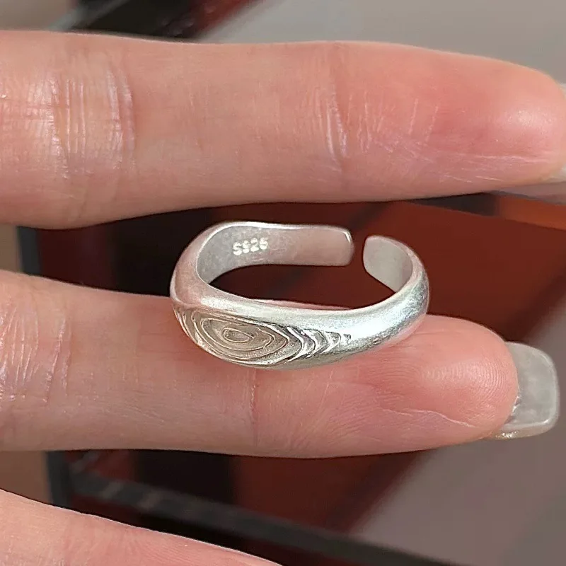 BF CLUB 925 Sterling-Ringe für Damen, schlicht, geometrisch, handgefertigt, unregelmäßige Retro-Drucke, Ring, allergiefrei, als Geburtstagsgeschenk – Detail 3