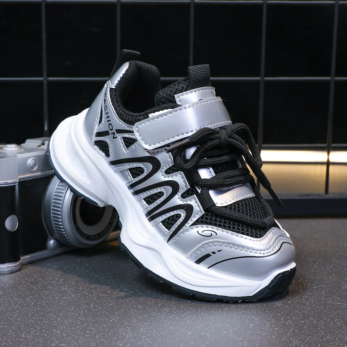 أحذية رياضية جديدة للأطفال للأولاد والبنات أحذية الجري للتنس والمشي لمسافات طويلة في الهواء الطلق للأولاد رياضية قابلة للتنفس وخفيفة الوزن وغير رسمية