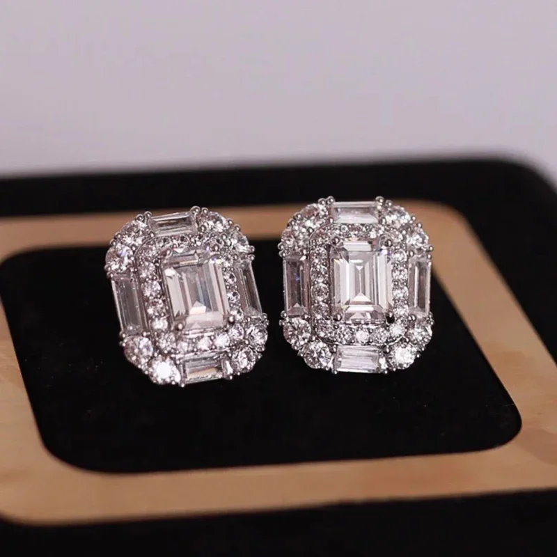 Huitan Voll Funkelnde Kubische Zirkonia Minimalistische Ohrstecker für Frauen Geometrisch Party Trendy Alltag Einfacher Vielseitiger Schmuck