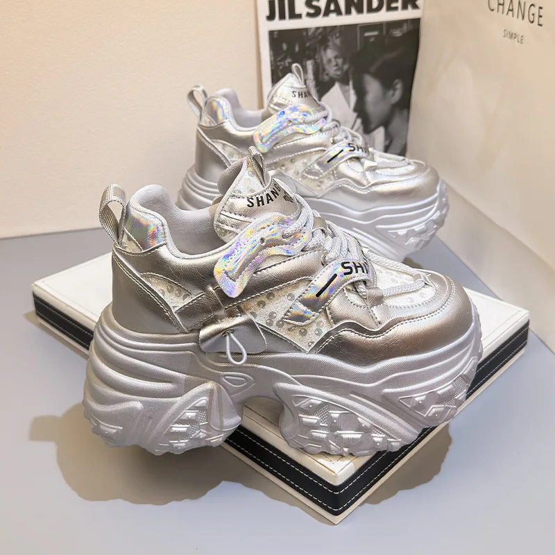 ارتفاع داخلي سميك نعل يزيد من أحذية الأب النسائية لصيف 2025 موضة جديدة أحذية رياضية وترفيهية صغيرة أحذية متعددة الاستخدامات