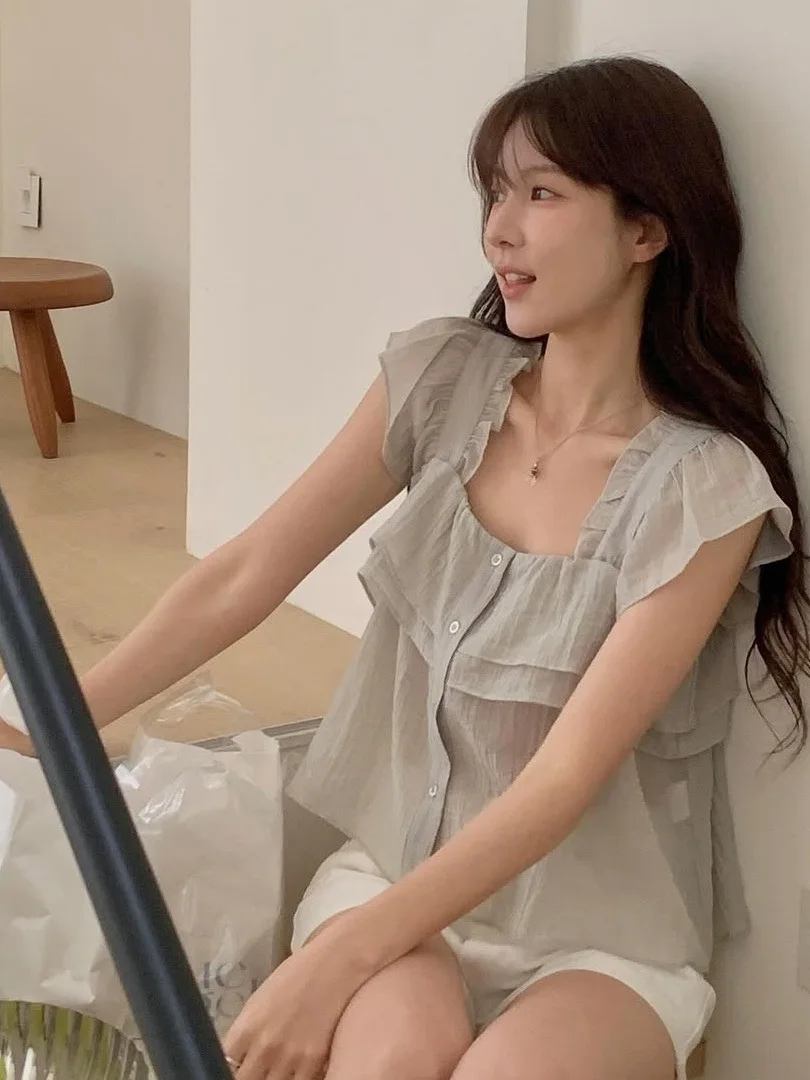 เสื้อผู้หญิงสไตล์เกาหลี ทรงหลวม คอเหลี่ยม แต่งลูกไม้หวานๆ แนวแฟรี่  ความยาวระดับเอว  สีสันสดใส เหมาะสำหรับใส่ไปทำงาน