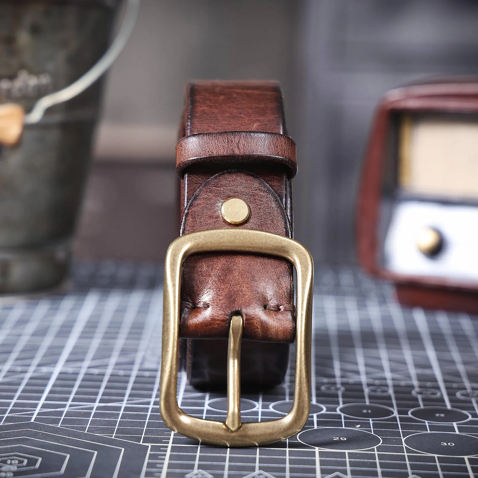 Vintage Echtleder-Herrengürtel mit Massiver Messingschnalle, Lässiger Dornschließen-Gürtel mit Geschenkbox, Verstärktes Italienisches Rindsleder – Detail 12