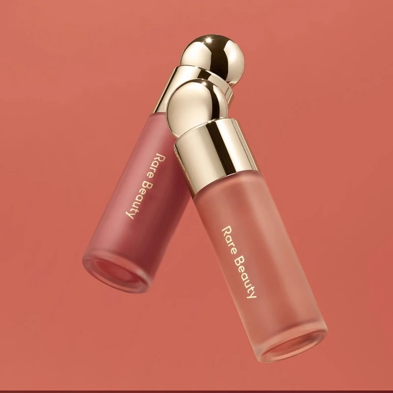 Zestaw różów Rare Beauty: róż w płynie, kremowy róż, róż w pudrze z delikatną teksturą, łatwy w aplikacji i blendowaniu, podkreślający energię i krwi.