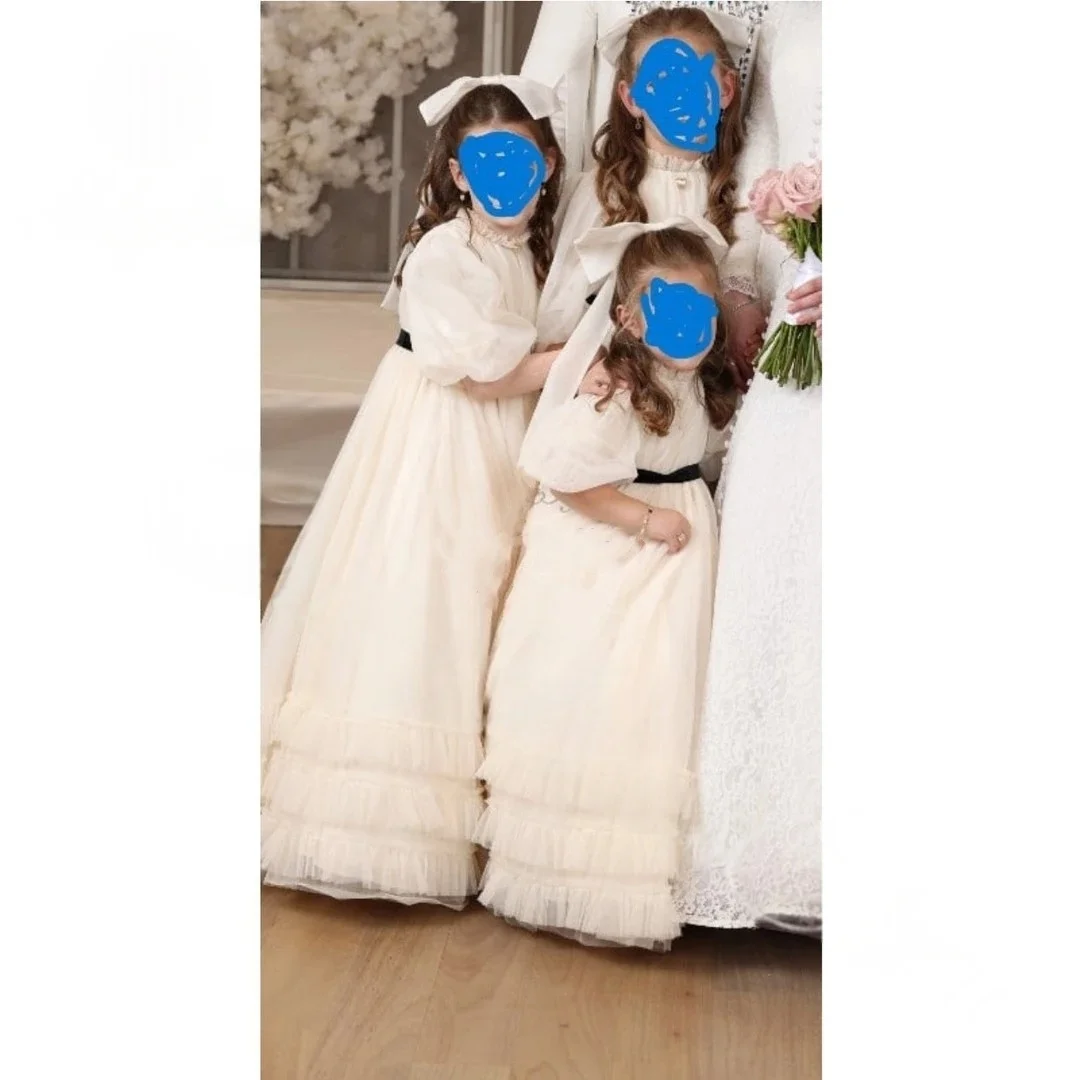 

Праздничное платье для девочек на свадьбу или Рождество: с пышными рукавами, высоким воротом, бархатным поясом и оборками из фатина