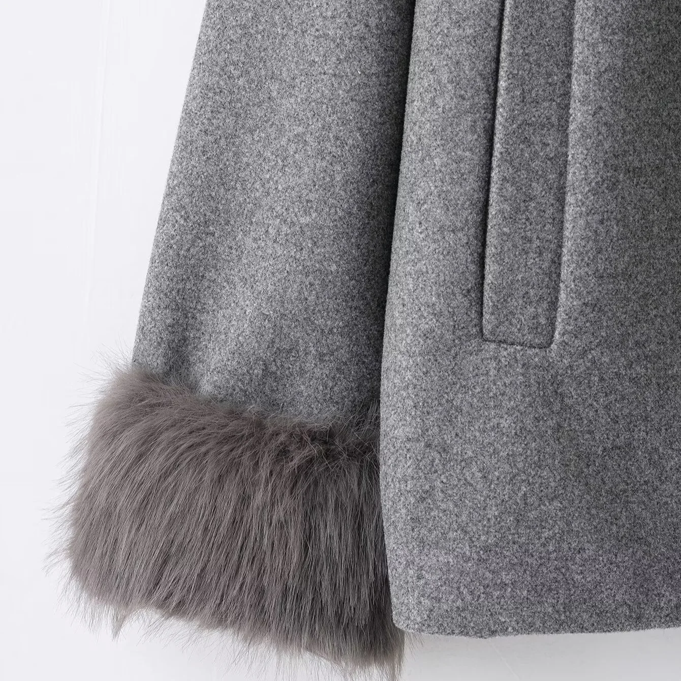 سترة شتوية عصرية لعام 2026 معطف صوفي بياقة من الفرو الرمادي وأكمام طويلة