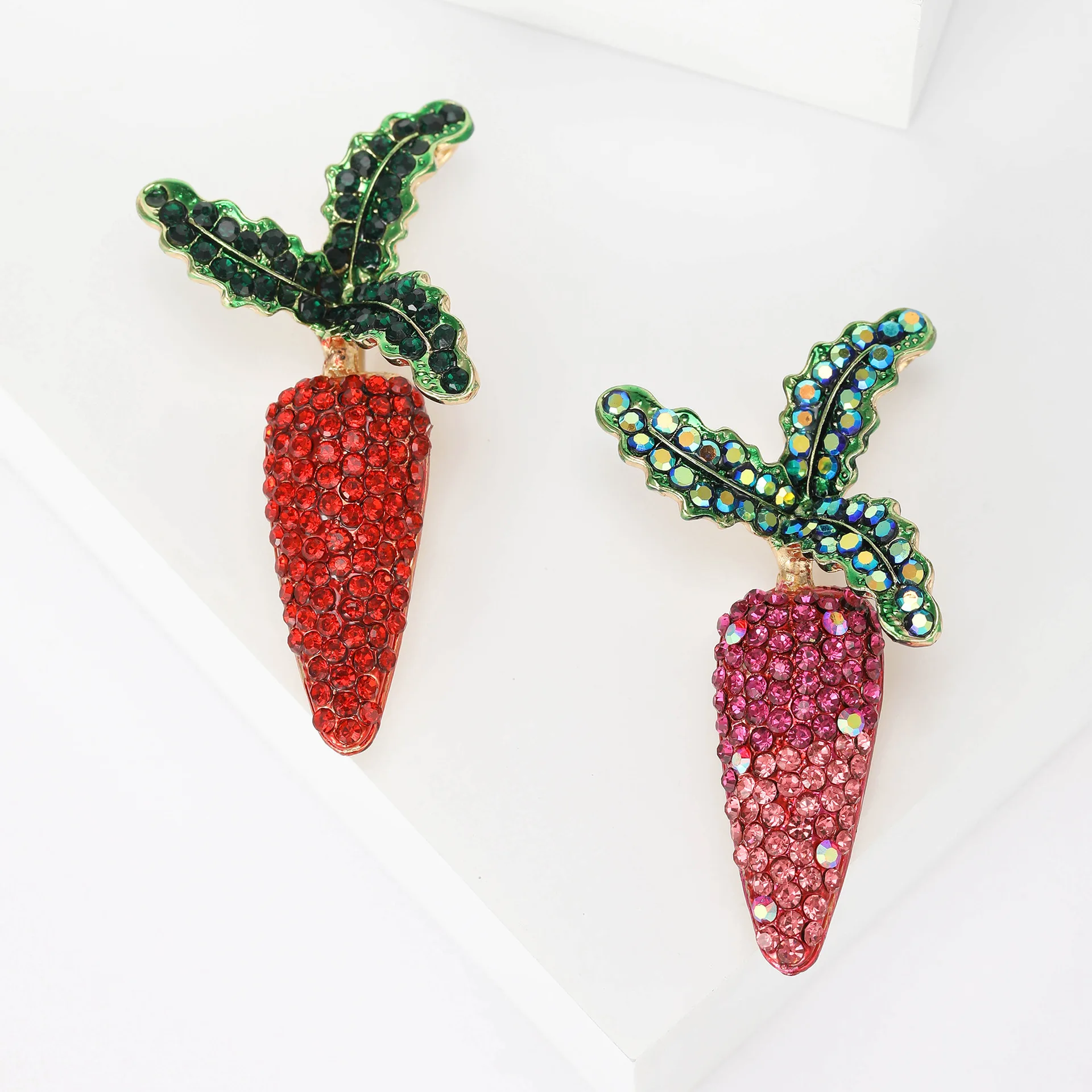 Fashion Jewelry Rhinestone Carrot Brooches for Women Crystal Corsage Pin Elegant Ladies Wedding Party Gifts Dress Ornaments