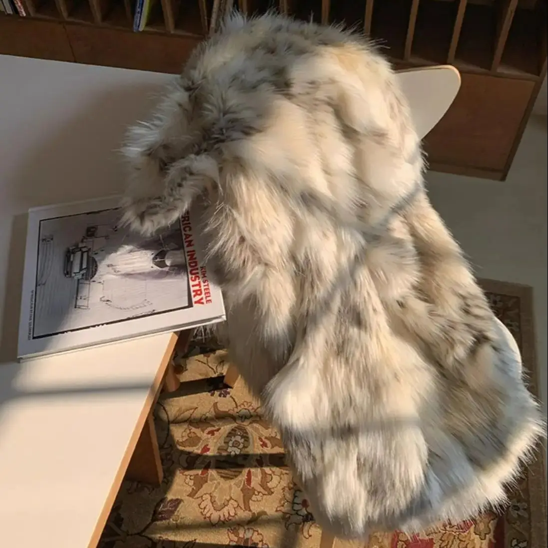 Damski płaszcz zimowy wysokiej jakości z kontrastowymi końcówkami, dużym kołnierzem, futrem, długim rękawem, ciepły, puszysty, z imitacji futra, luźny płaszcz wierzchni, 2025