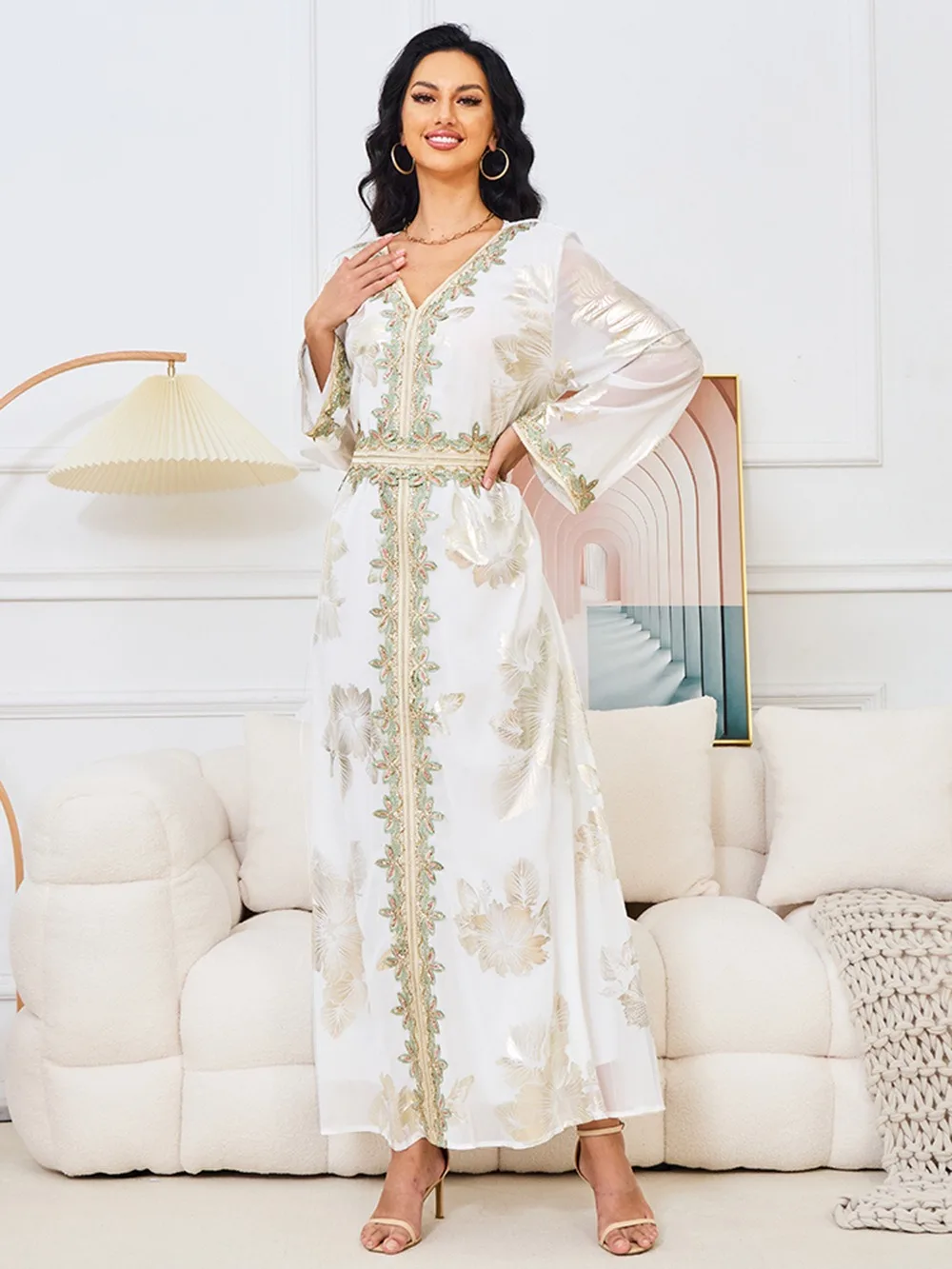 الجملة أزياء وصول جديدة الذهب تنقش المرأة المسلمة فستان طويل ثوب السفر دبي