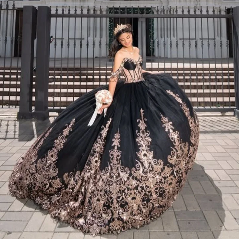 

Черное платье для церемонии Quinceanera с открытыми плечами, кристаллами, блестящими аппликациями, длинным шлейфом и бантом, платье для 15-летия. ﻿ Настраиваемый