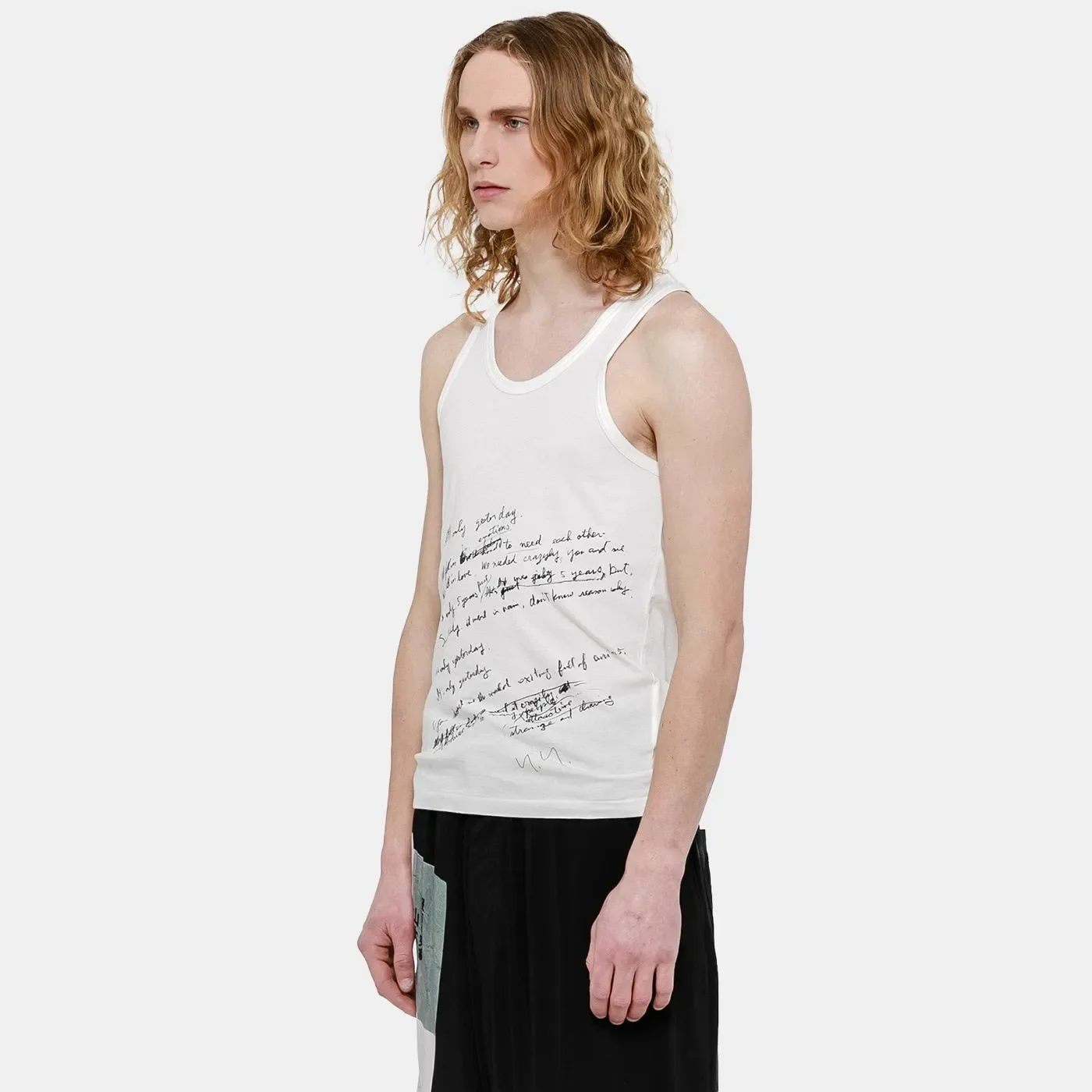 تقوم YOJI OOAK SUPIMA PIMA بتفكيك تي شيرت من القطن المصري بأكمام قصيرة غير منتظمة