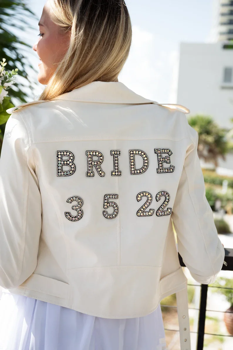 Custom Bridal Faux Lederen Jas Bruiloft Gepersonaliseerde Vrouwen Huwelijkscadeau Jas-Strass Letters Bruidsmeisje Bridal Party Jas