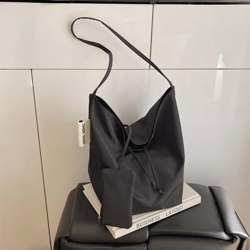 Koreanische Nylon-Schultertasche mit großem Fassungsvermögen, einfarbig, modisch, lässig, Pendler-Einkaufstasche, neue leichte, weiche Damenhandtasche – Detail 19