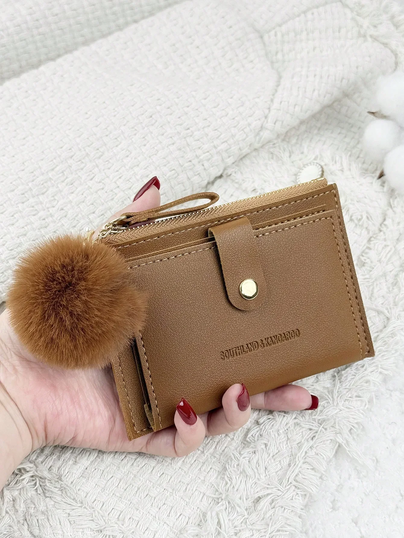 

SOUTHLAND&KANGAROO This Foldable Small Wallet With A Pom-Pom Charm And White Letter Details Is Lightweight And Portable, Suitable For Credit Cards, Keys, And Other Items. It Is Fashionable And Cute, Making It A Great Gift For Birthdays, Christmas, Anniver