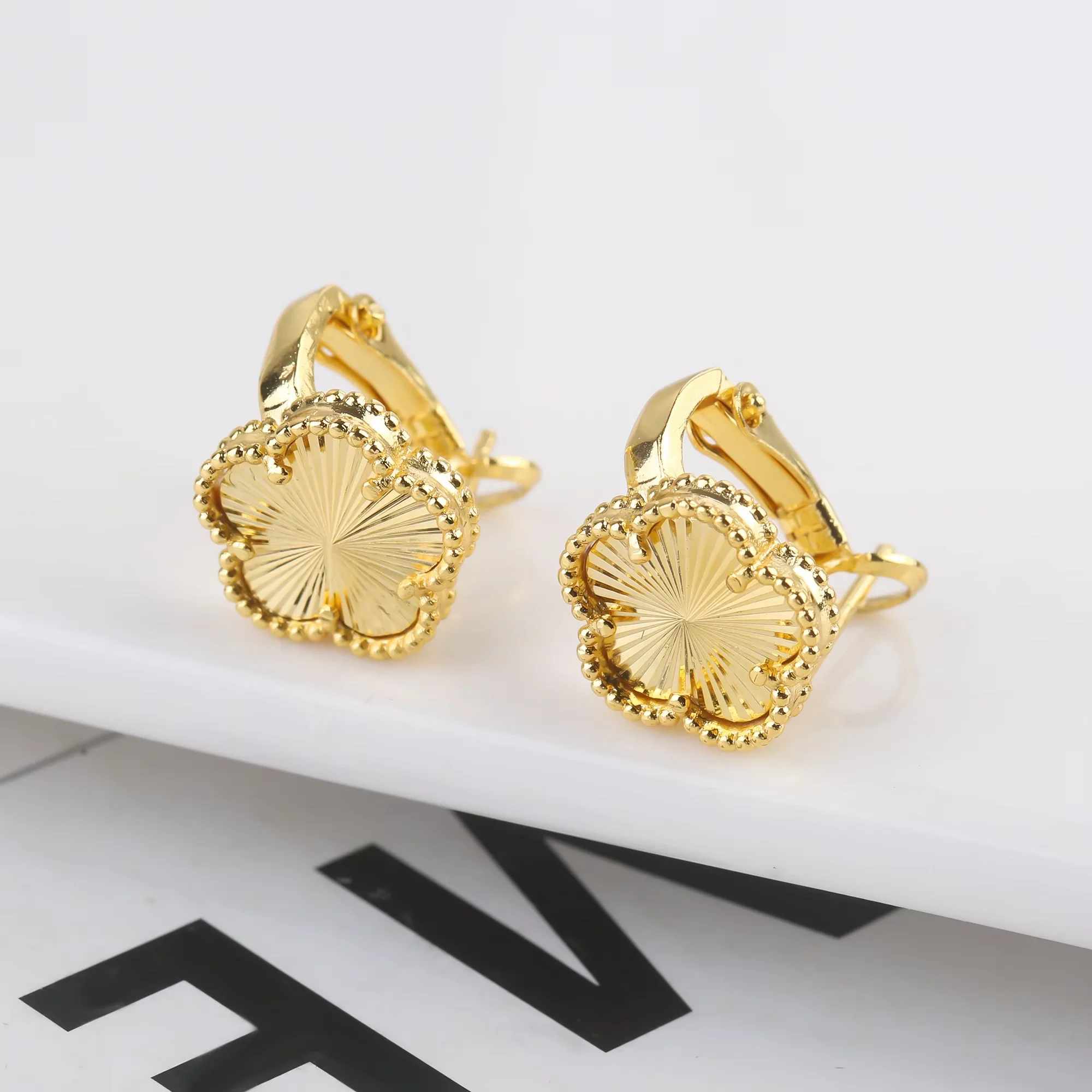 Metal Shell New Design Ear Clip Women\'s Five Leaf Flower Plum Blossom Jewelry Gold Plated Temperament Gift Clover