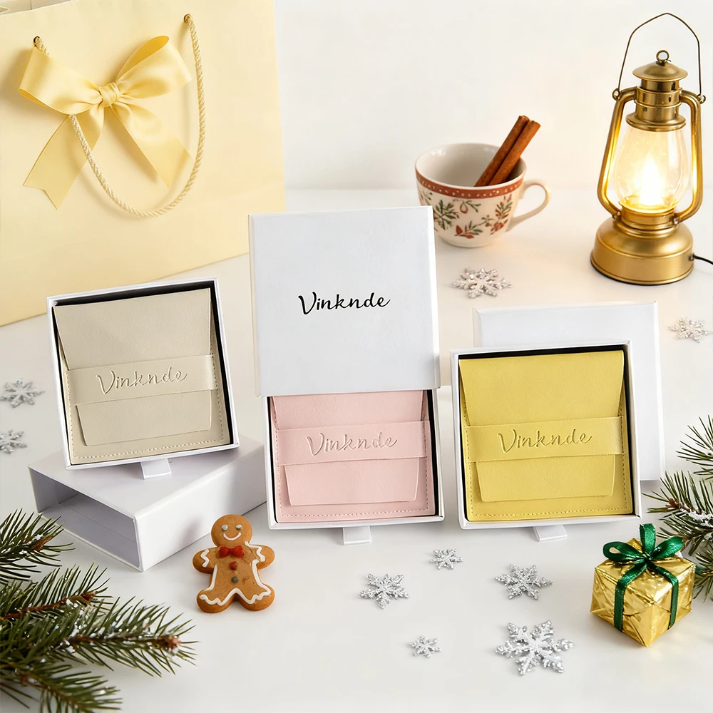 

50 шт. индивидуальный логотип 9x9x2,5 см, ящик для ювелирных изделий, коробка, ожерелье, серьги, кольца, кулон, бутиковая упаковка, полиуретановые мешочки, органайзер