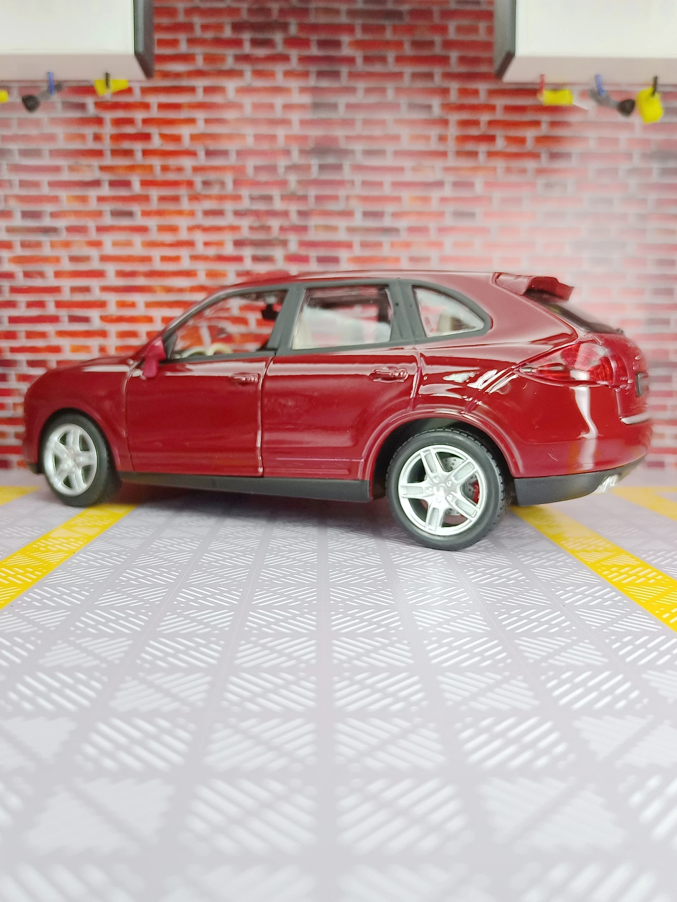 1:24 simulation Porsche Cayenne alloy car model ornaments for collection has simulated sound and lighting functions