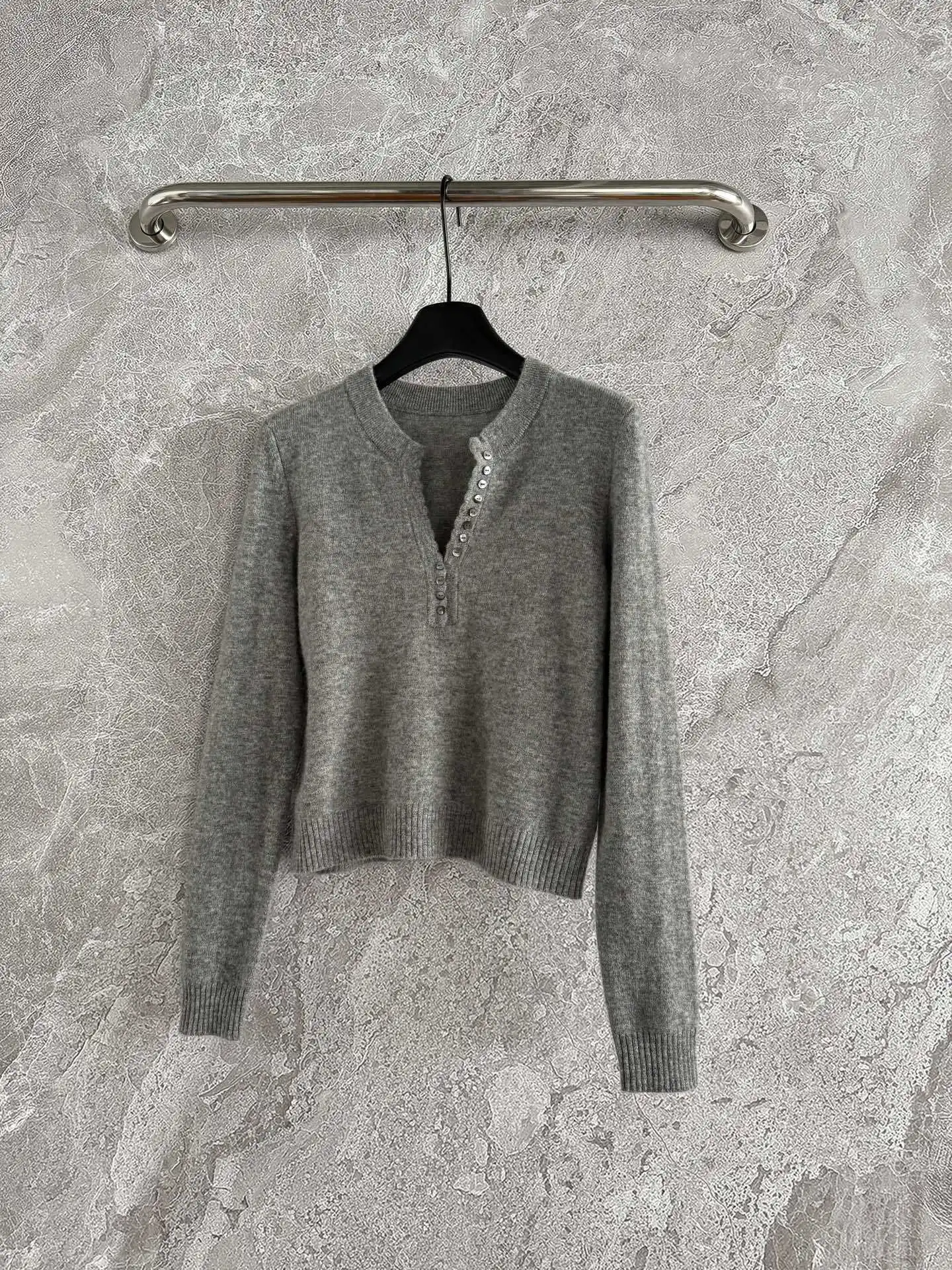 

High quality new women's gray semi open neck knitted pullover long sleeved commuting versatile single item knitted top