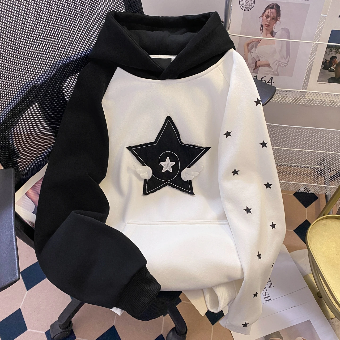 American Retro Patchwork Hooded Casual Sweatshirt with Design Sense, Fleece-Lined and Thickened Pullover for Men in Winter