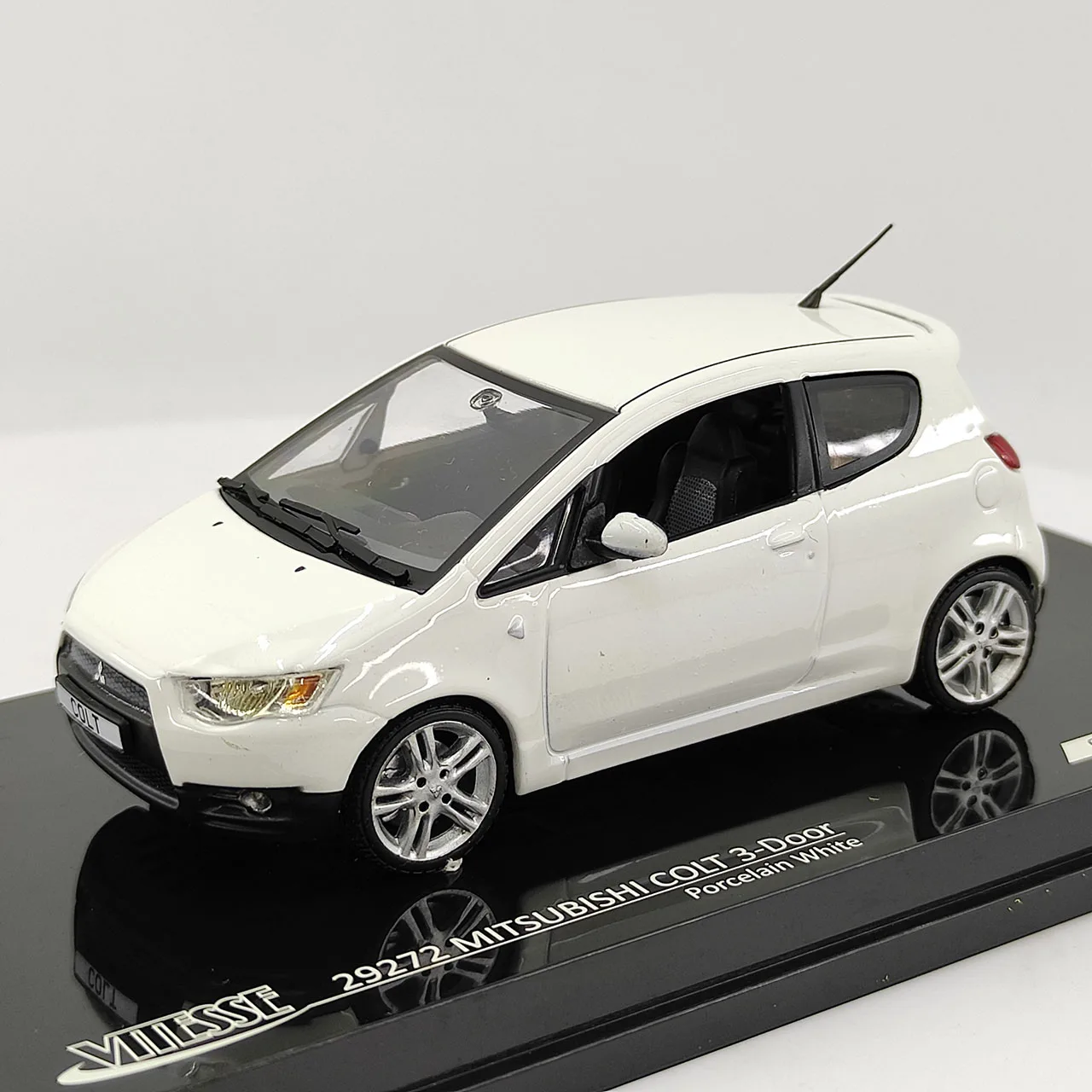 โมเดลรถเหล็กหล่อ VITESSE สเกล 1:43 รุ่น Mitsubishi COLT 3 ประตู สีขาวพอร์ซเลน พร้อมตำหนิบนพื้นผิว ของสะสม ของเล่น ของขวัญ