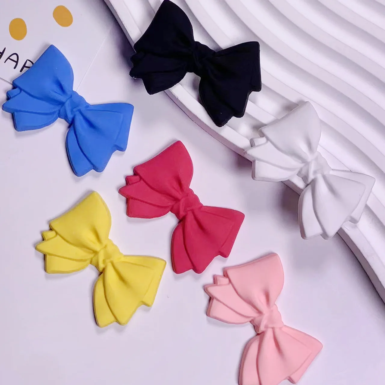 디즈니 PVC 부드러운 접착제 입체 나비 넥타이 헤어 액세서리 소재 헤어 클립 DIY 휴대 전화 케이스 패치 슬리퍼 버클 맞는