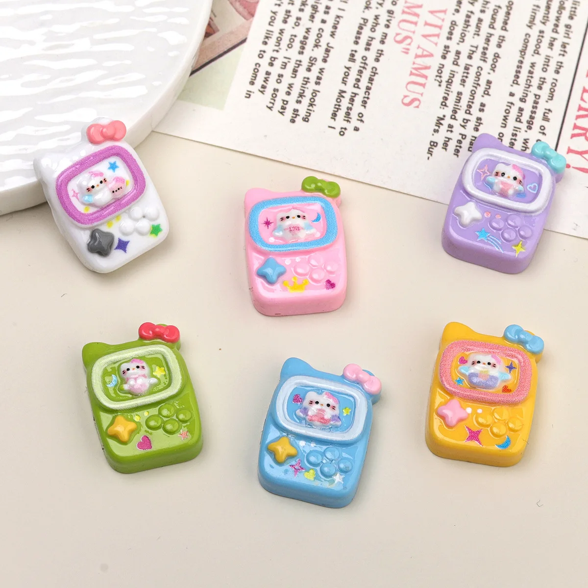 5 قطع من إكسسوارات الراتنج الكرتونية للهاتف miniso kt، علبة غير المرغوب فيها ذاتية الصنع، مستلزمات الحرف اليدوية المصغرة المصغرة